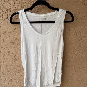 GAP Women’s White Scoop Neck Tank Top